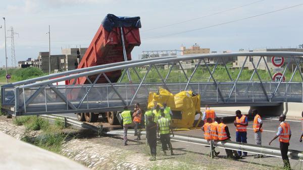 Affaissement de la passerelle de l'autoroute à péage : Les populations, obligées de faire des détours kilométriques, manifestent leur courroux