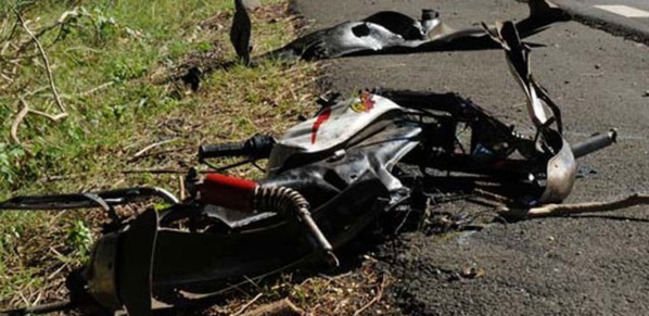Accident à hauteur de l'Université Dakar Bourguiba : Un scooter roulant à vive allure s'encastre dans un taxi, deux blessés graves