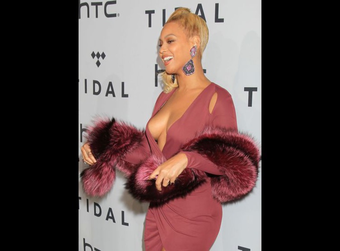 Photos - Beyoncé ose un décol­leté abys­sal pour une soirée Tidal