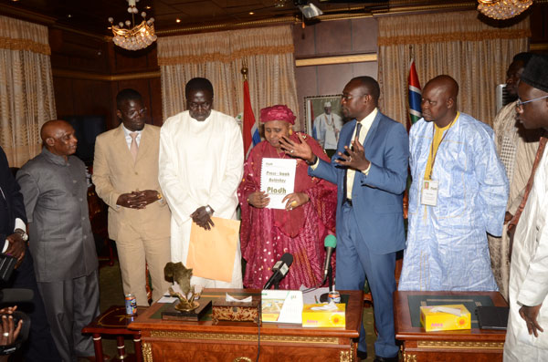 Yaya Jammeh lauréat du trophée "VIVA AFRICA" et d’Ambassadeur de la PLADH Yaya Jammeh lauréat du trophée "VIVA AFRICA" et d’Ambassadeur de la PLADH