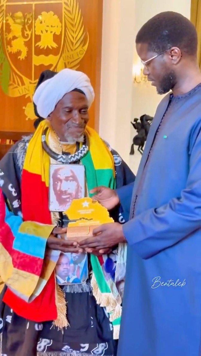 Honneur à 11 compatriotes : Cheikh Tidiane Dieye salue l’hommage du Président aux héros des journées de nettoiement Honneur à 11 compatriotes : Cheikh Tidiane Dieye salue l’hommage du Président aux héros des journées de nettoiement