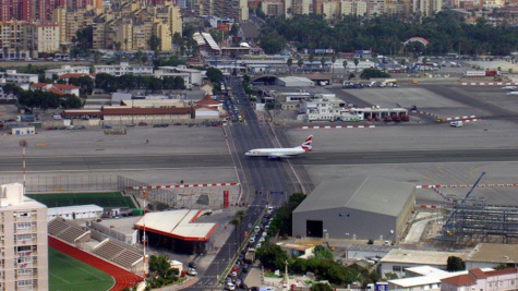 Vous avez peur de l'avion ou de l'altitude ? Voici 10 aéroports les plus dangereux du monde, qui vous prouveront que vous avez bien raison de vous méfier !