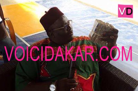 Le Jet setteur Mbaye Sène "Wendelo" brandit fièrement des liasses de billets de banque 
