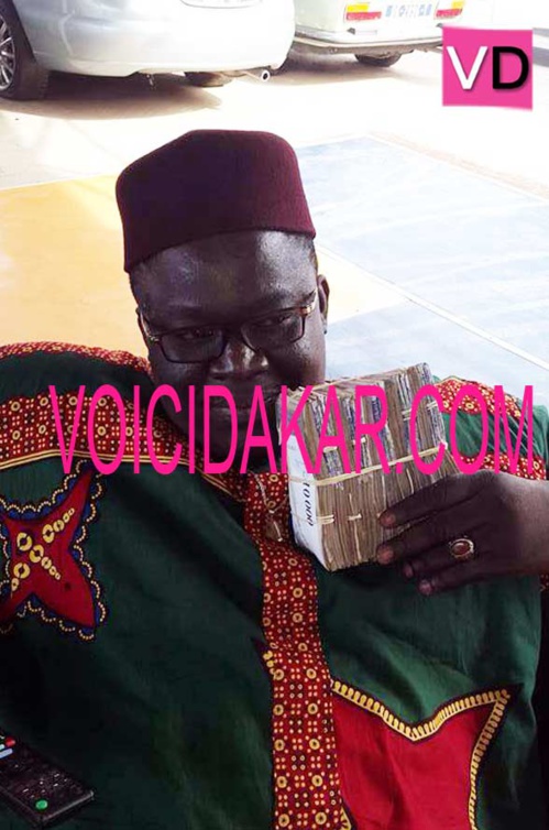 Le Jet setteur Mbaye Sène "Wendelo" brandit fièrement des liasses de billets de banque 