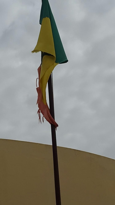 Image dégradante du drapeau de la mairie communale de Fass Ngom : Le maire Alioune Faye doit penser à le remplacer 