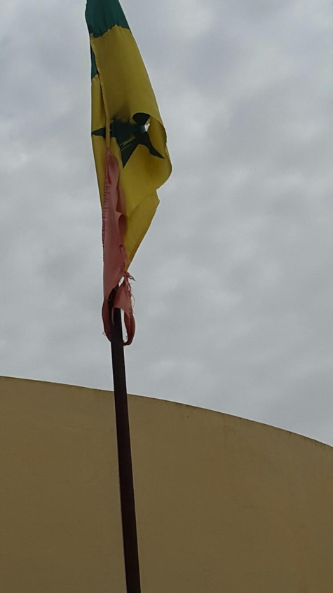 Image dégradante du drapeau de la mairie communale de Fass Ngom : Le maire Alioune Faye doit penser à le remplacer 