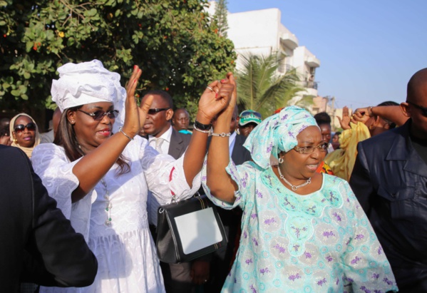Pose de la première pierre de la maternité de Ouakam, Marième Faye Sall chaleureusement accueillie et remerciée par les populations