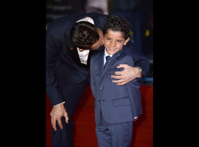 PHOTOS Cristiano Ronaldo : un tendre moment avec son fils de 5 ans pour la  première de son film - Voici