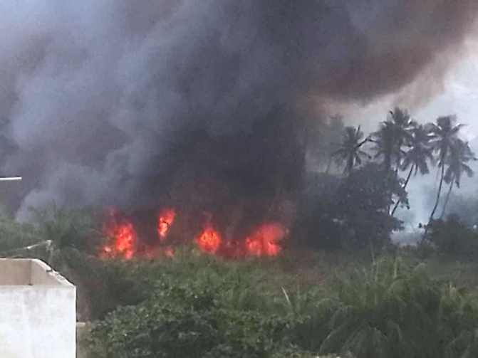 Urgence signalée - Alerte danger : Un important feu de brousse fait des ravages derrière la Cité Fadia Guentaba