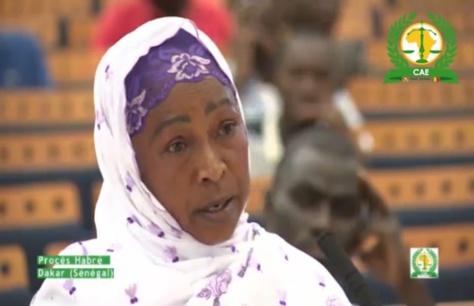 Une des femmes victimes de viol et d’agressions sexuelles, lors de leurs témoignages durant le procès de Hissène Habré, à Dakar, diffusé en direct sur le site de la télévision sénégalaise. Photo DR