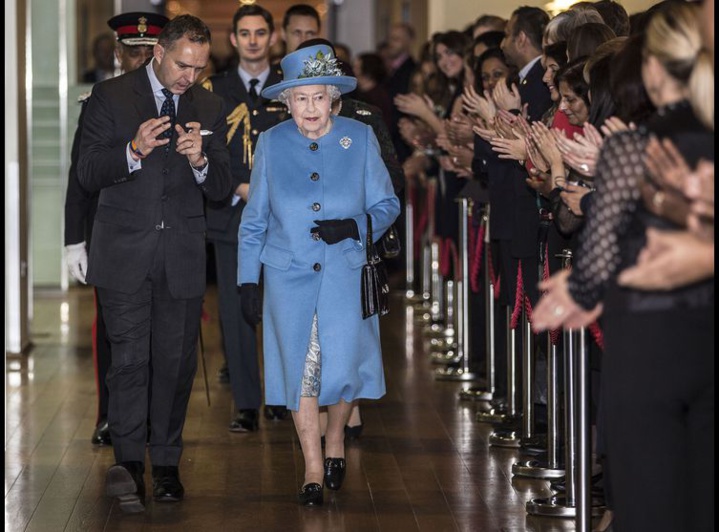 Photos - Le sac à main d’Eli­za­beth II contrôlé par un chien des douanes lors d’une visite offi­cielle