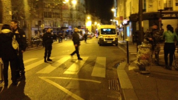 Attaques à Paris: Hollande, Valls et Cazeneuve en réunion de crise