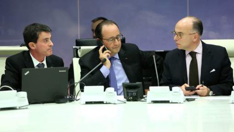 Le Premier ministre Manuel Valls, François Hollande et le ministre de l'Intérieur Bernard Cazeneuve © epa.