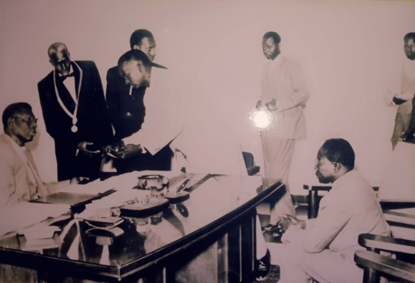 (1er Photo) assis derriére son, le president Ibrahima Seydou Ndaw, à Sa Gaucge avec collier Amdou Niang Fa Mbaye (Huissier). Courbé, Diaraf Diouf, au fontd Aboubcary Kane, Assis Face au Président Ndaw, le Président Senghor, Debout Les Croisés Le Président Mamadou Dia au fond à Droite Latyr Kamara.. (2éme Photo) One Reconnait de gaucge à droite sur la photo les Ministres de Amadou Ba, Latyr Kamara, Joseph Mbaye, Mamadou Dia, Edouard Diatta, Alioune Badara Mbengue ; Abdoulaye Ly, Amadou Makhtar Mbaw, Valdiodio Ndiaye, André Peytavin et Léon Boissier Palun. Assis Ibrahima Seydou Ndao