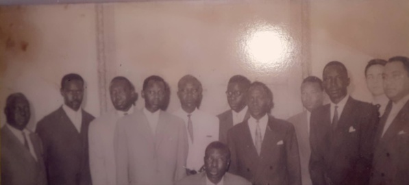 (2éme Photo) Ont Reconnait de gauche à droite sur la photo les Ministre de Amadou Ba, Latyr Kamara, Joseph Mbaye, Mamadou Dia, Edouard Diatta, Alioune Badara Mbengue ; Abdoulaye Ly, Amadou Makhtar Mbaw, Valdiodio Ndiaye, André Peytavin et Léon Boissier Palun. Assis Ibrahima Seydou Ndao