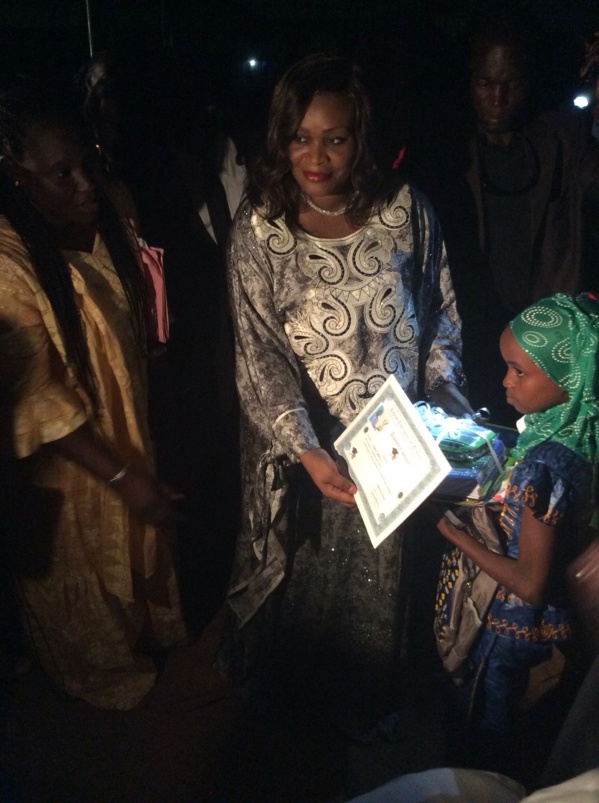 Caravane Emergence au Féminin : Le ministre Fatou Tambédou offre des bourses d’études à 35 élèves de l’école Mariama Bâ