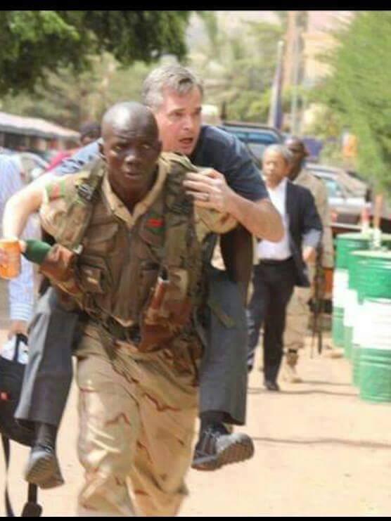 Arrêt sur image: Un touriste sur le dos d'un soldat malien