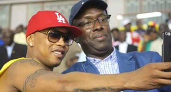 El Hadji Diouf prend un selfie avec Souleymane Ndéné Ndiaye