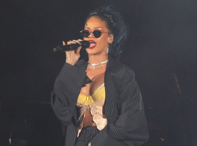 Rihanna affiche un look andro­gyne pour annon­cer sa tour­née mondiale et ses concerts en France