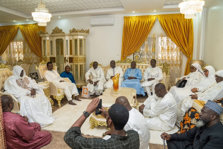 Photos /145e Appel de Seydina Limamou Laye : Sékou Dramé, DG du Groupe Sonatel, en visite de courtoisie auprès du Khalife général des Layennes