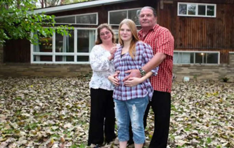 À 60 ans, ce pasteur épouse sa copine de 19 ans et enceinte avec la bénédiction de sa femme