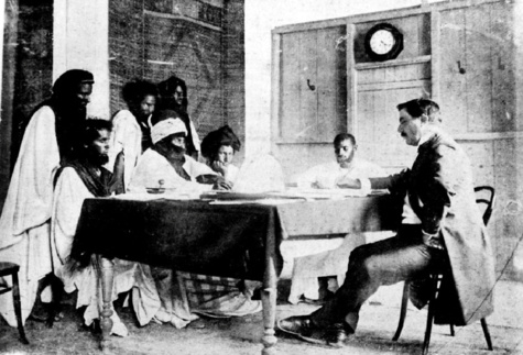  Le marabout Cheikhna Cheikh Saadbou ici en 1903, entouré de ses fidèles et le colon Xavier Coppolani 