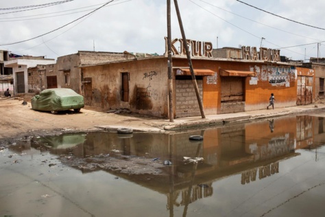 En wolof, «keur» signifie «maison». On le prononce comme le mot français «cœur».Touchés par les crues, les keurs dakaroises sont fissurées, source de malheur, puisque les habitants se retrouvent sans un toit sûr et confortable.