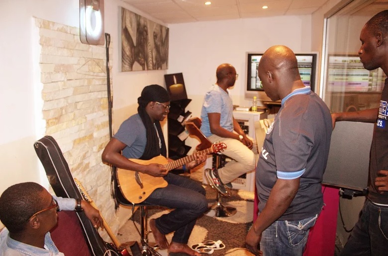 Photos - Ablaye Mbaye en studio pour la finalisation de son prochain album