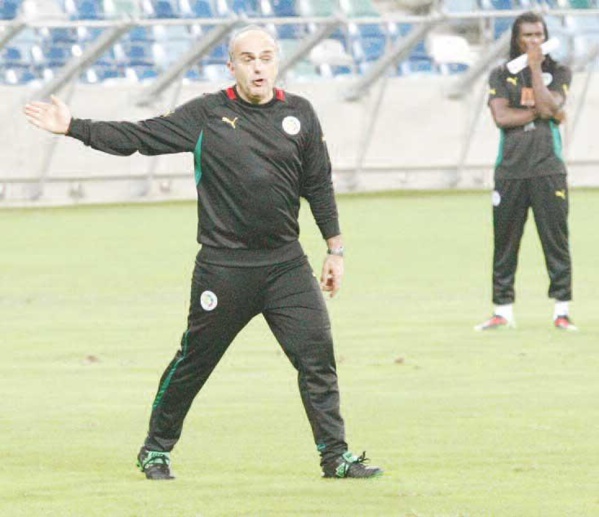 Régis Bogaert, coach adjoint des Lions : « Aliou Cissé et Demba Bâ doivent se parler »