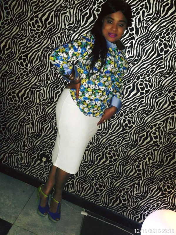 Dolce Monteiro divine en jupe blanche