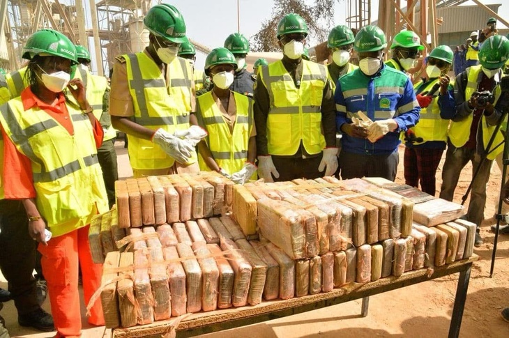 Photos / Lutte contre le trafic international de drogue : 2605,16 kg de cocaïne incinérés dans les fours de la SOCOCIM Photos / Lutte contre le trafic international de drogue : 2605,16 kg de cocaïne incinérés dans les fours de la SOCOCIM