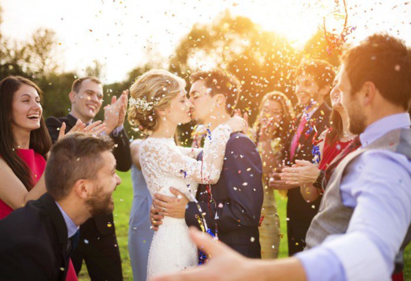Une entreprise se propose de payer votre mariage. Mais si jamais vous divorcez, l'addition sera TRÈS salée !
