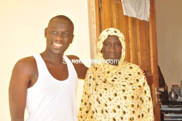 Pape Diouf en toute complicité avec sa maman