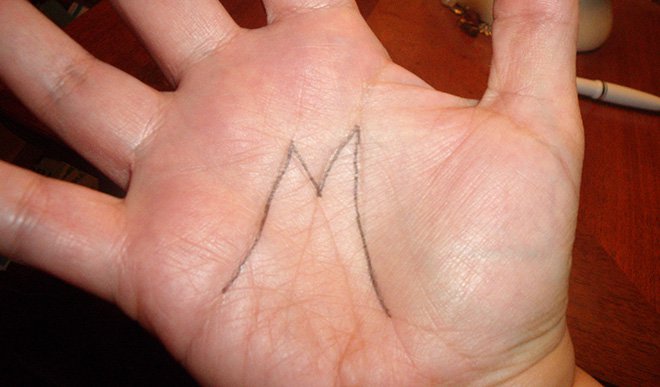 Le « M » au creux de votre paume, quelle signification a-t-il ? Sachez que cette marque vous prédestine à être... quelqu'un de vraiment « à part » !
