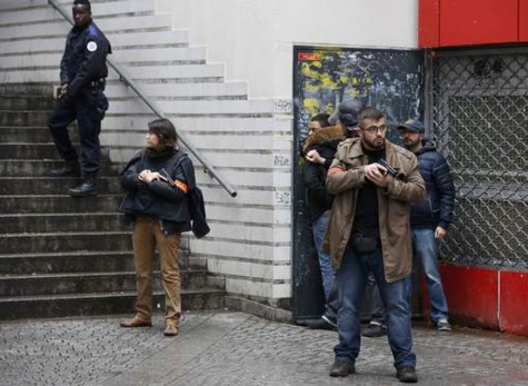 Un homme abattu devant un commissariat à Paris