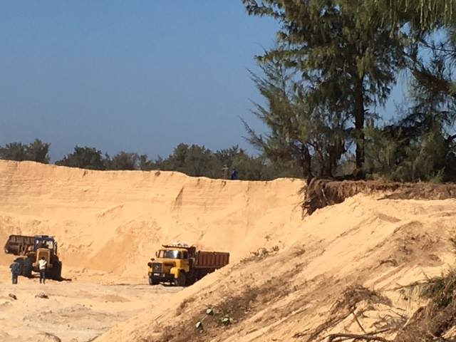 LE LAC ROSE EN DANGER!!!!!! DES PROMOTEURS RASENT LES DUNES