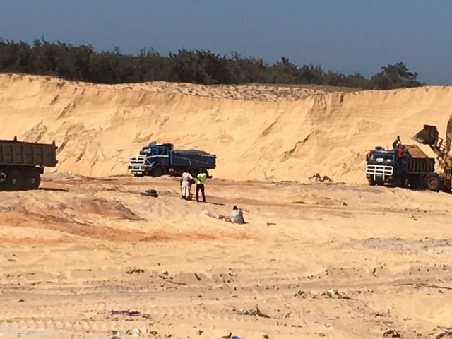 LE LAC ROSE EN DANGER!!!!!! DES PROMOTEURS RASENT LES DUNES
