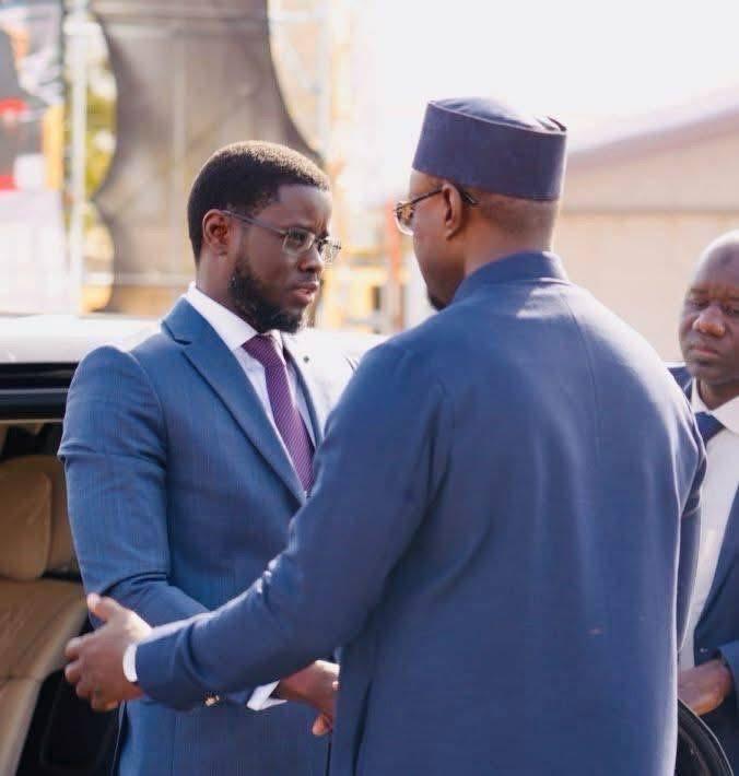 Fête de l'Indépendance : Accueil officiel du Chef de l'État Bassirou Diomaye Faye, par le Premier ministre, Ousmane Sonko Fête de l'Indépendance : Accueil officiel du Chef de l'État Bassirou Diomaye Faye, par le Premier ministre, Ousmane Sonko