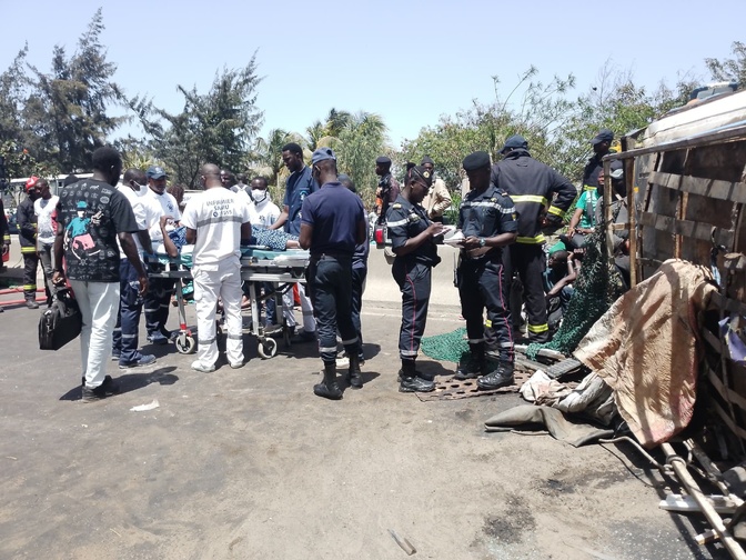 Accident sur l’autoroute : Une collision entre deux cars, fait plusieurs blessés à hauteur de l’école Seyda Mariama Niasse (Photos)