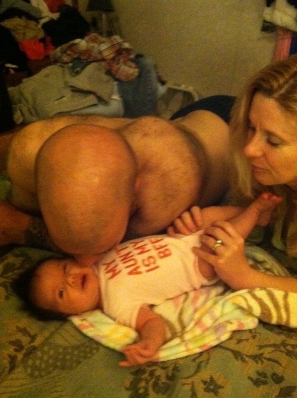 Plein de gens pensent que cette photo montre les fesses d’un homme sur un bébé
