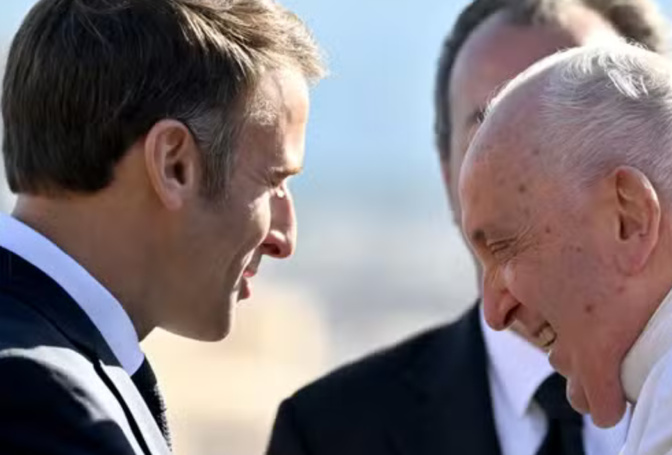Après la mort du pape François, l’hommage de Macron et de la classe politique à un « humaniste »
