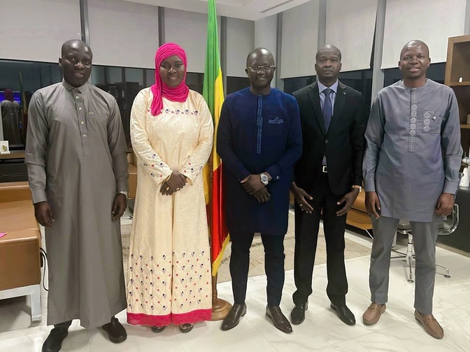 Secteur des Transports : Le ministre Yankhoba Diémé reçoit les responsables de Machallah Transports après le saccage d’un de leurs bus