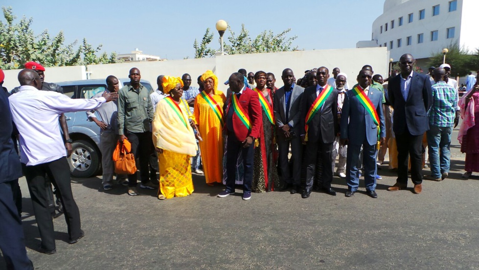 Photos-Le début du rassemblement des libéraux au tribunal à l'audition de Oumar Sarr