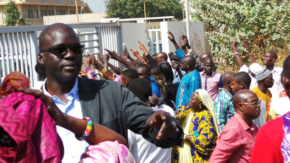 Photos-Le début du rassemblement des libéraux au tribunal à l'audition de Oumar Sarr