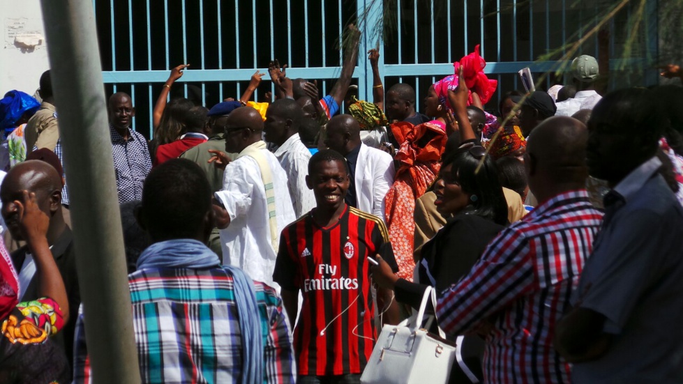 Photos-Le début du rassemblement des libéraux au tribunal à l'audition de Oumar Sarr