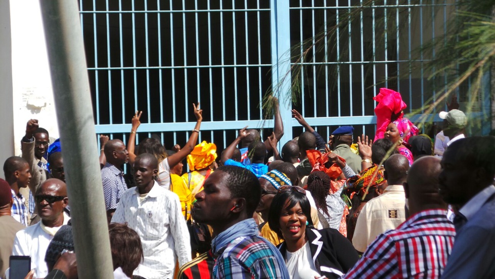 Photos-Le début du rassemblement des libéraux au tribunal à l'audition de Oumar Sarr