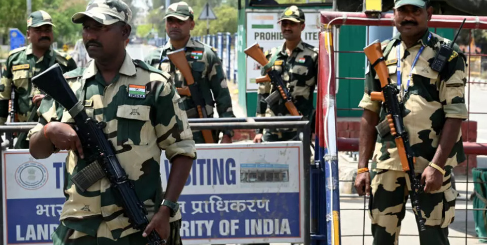 Troupes de sécurité indiennes à la frontière avec le Pakistan, le 21 avril 2025. La tension entre l’Inde et le Pakistan atteint un niveau jamais vu depuis un quarEntre l'Inde et le Pakistan, de nouveaux tirs à la frontière et des tensions récurrentes