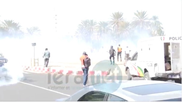 Place de l'Obélisque: La marche des anti-gay dispersée à coups de matraque et de lacrymogènes (images)