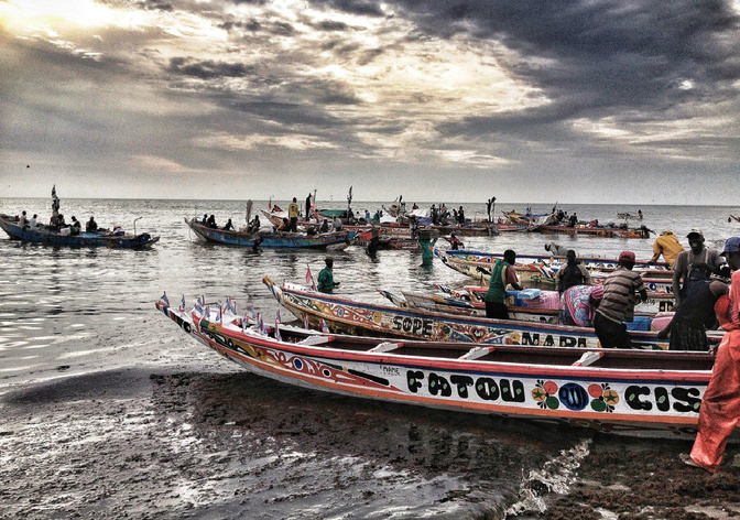 Tension sur l’approvisionnement en essence pirogue : L’État déploie un plan d’urgence pour stabiliser la distribution