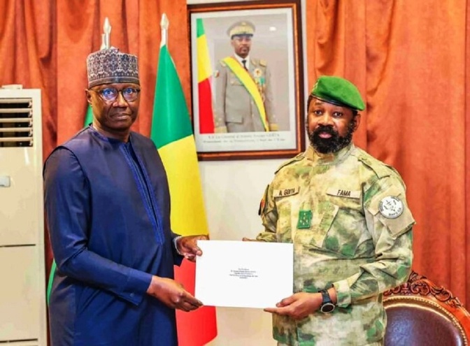Diplomatie : Le Président Assimi Goïta a reçu le ministre sénégalais des Forces armées, porteur d’un message du Président Diomaye Faye